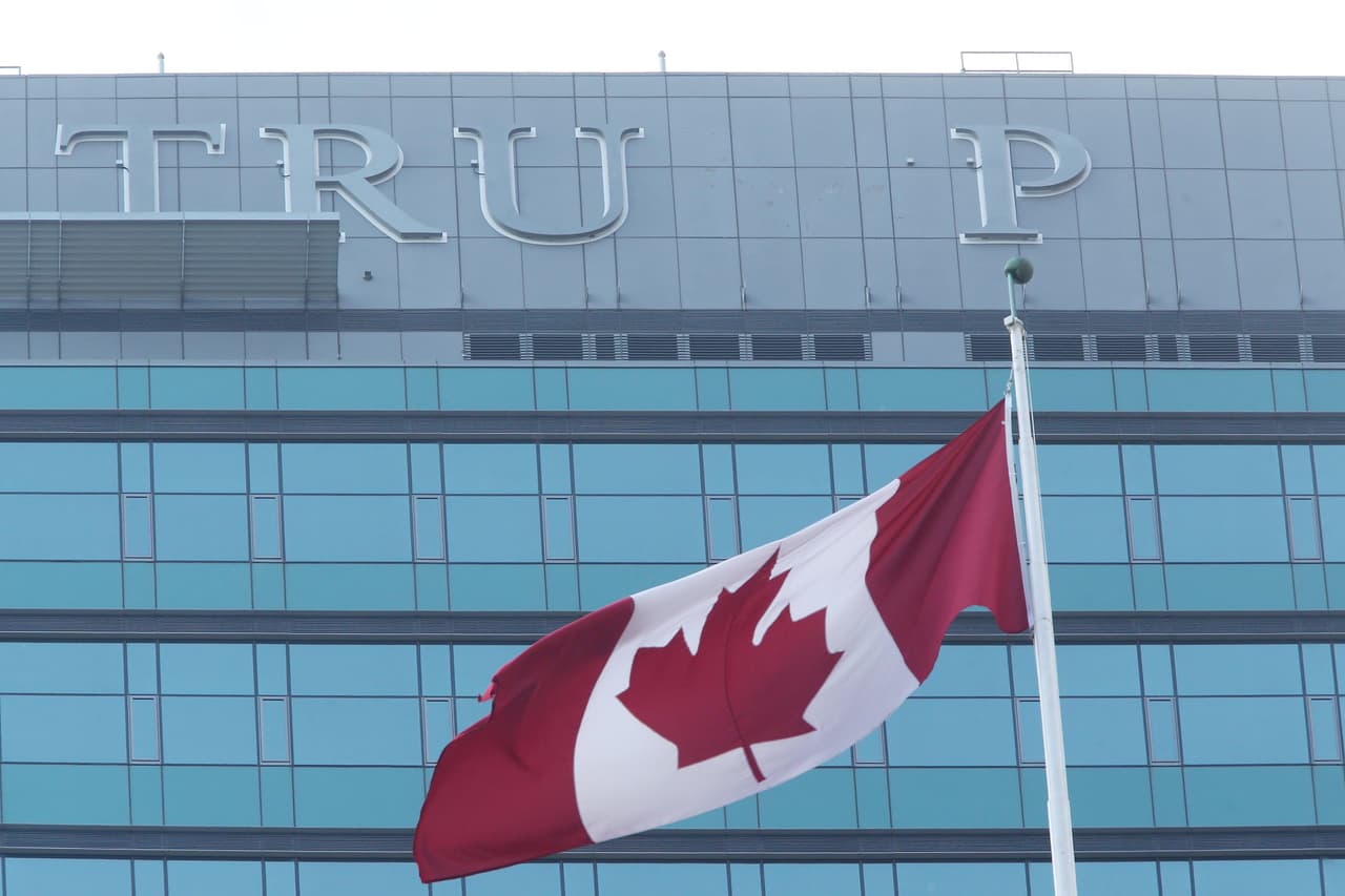 <b>Trump International Hotel and Tower. </b>La empresa propietaria del hotel que llevaba el nombre del expresidente en Toronto, Canadá, pagó 6 millones de dólares 
<a href="https://www.univision.com/noticias/politica/un-hotel-en-toronto-paga-millones-para-deshacerse-de-la-marca-trump"><u>para remover la palabra Trump de la fachada</u></a>. En 2017, JCF Capital, la compañía estadounidense propietaria de este complejo en el centro de Toronto, llegó a ese acuerdo millonario para salir de los contratos con la Organización Trump.