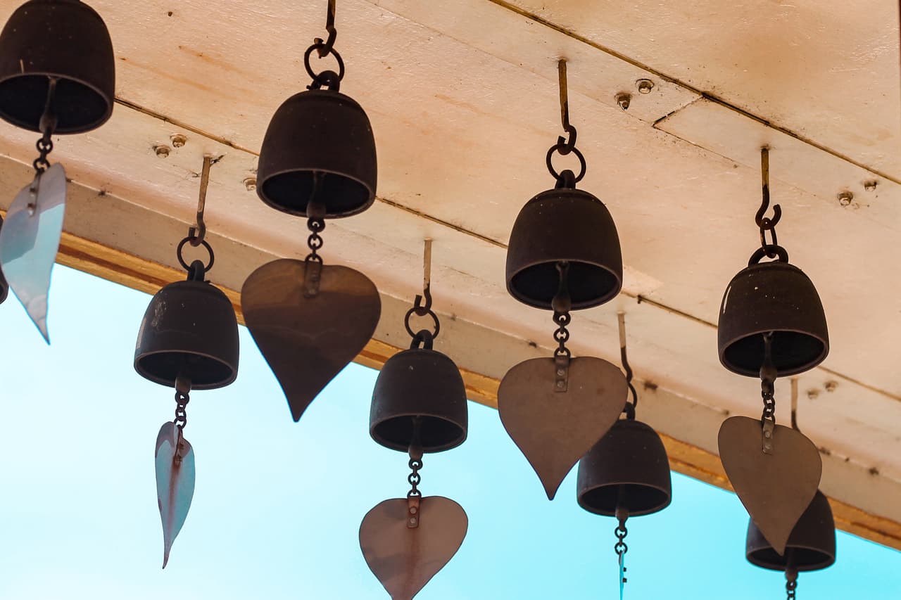 Para la gente de 
<b>aire</b>, Géminis, Libra y Acuario, si tienen un sonajeo o algo que tenga un sonido agradable ponle sobre una puerta, también puedes conseguir unas campanas tibetanas o algo que dé un toque de musicalidad a tu entorno.