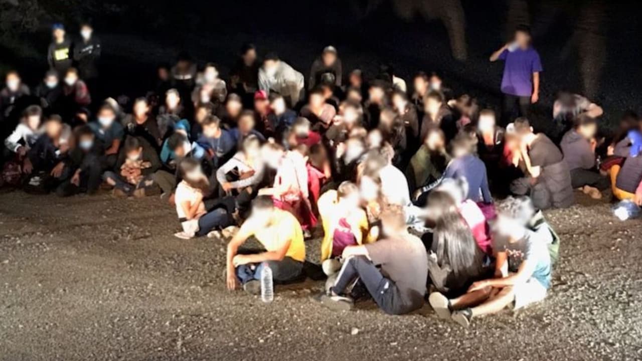 Un grupo de 110 inmigrantes, 90 de ellos menores no acompañados, se entregaron el martes por la mañana cerca de San Miguel, Arizona. Según la Patrulla Fronteriza, los contrabandistas continúan abandonando apoblaciones vulnerables en áreas extremadamente remotas del desierto.