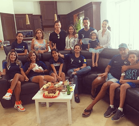 Jordan Soubieux, esposo de Andrée Martínez, reunió esta gran porra para apoyar a su selección. Todos posaron muy sonrientes para la foto.