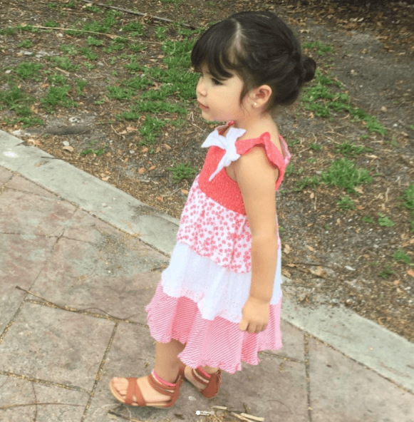 Nos encantan sus looks, este modelito es ideal para salir a caminar.