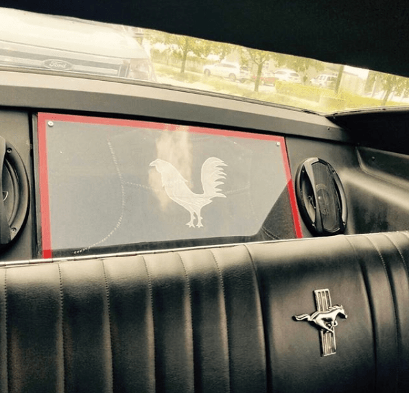 La cabina fue completamente renovada, con tapicería en piel, además, a petición de Jesús y Francisco Elizalde, se agregó
<b> un chaleco de piel utilizado por ‘El Gallo de Oro’</b> en sus conciertos, en el asiento trasero del auto. La prenda fue montada en el respaldo y cubierta por un acrílico para conservarla en buen estado. Como se puede ver en esta imagen, el chaleco es flanqueado por las bocinas del equipo de audio, el cual se solicitó fuera de alta calidad.