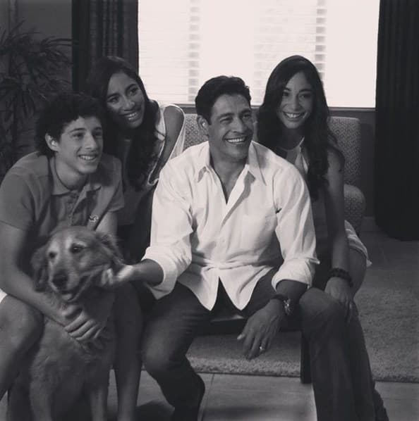 Aunque es un papá un poco chapado a la antigua, Johnny es muy divertido y el mejor amigo de sus hijos.