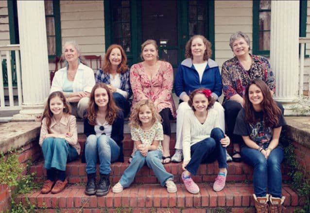 Andrea Perron, una de las niñas que vivió en la casa, escribió un libro llamado ‘House of Darkness, House of Light’ narrando lo sucedido. Andrea colaboró para realizar el guión de la película.