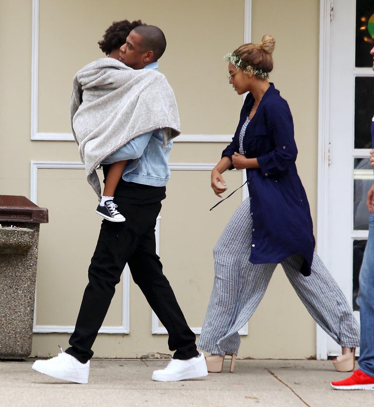 Se acomodó en el hombro de su papi para tomar una siesta.