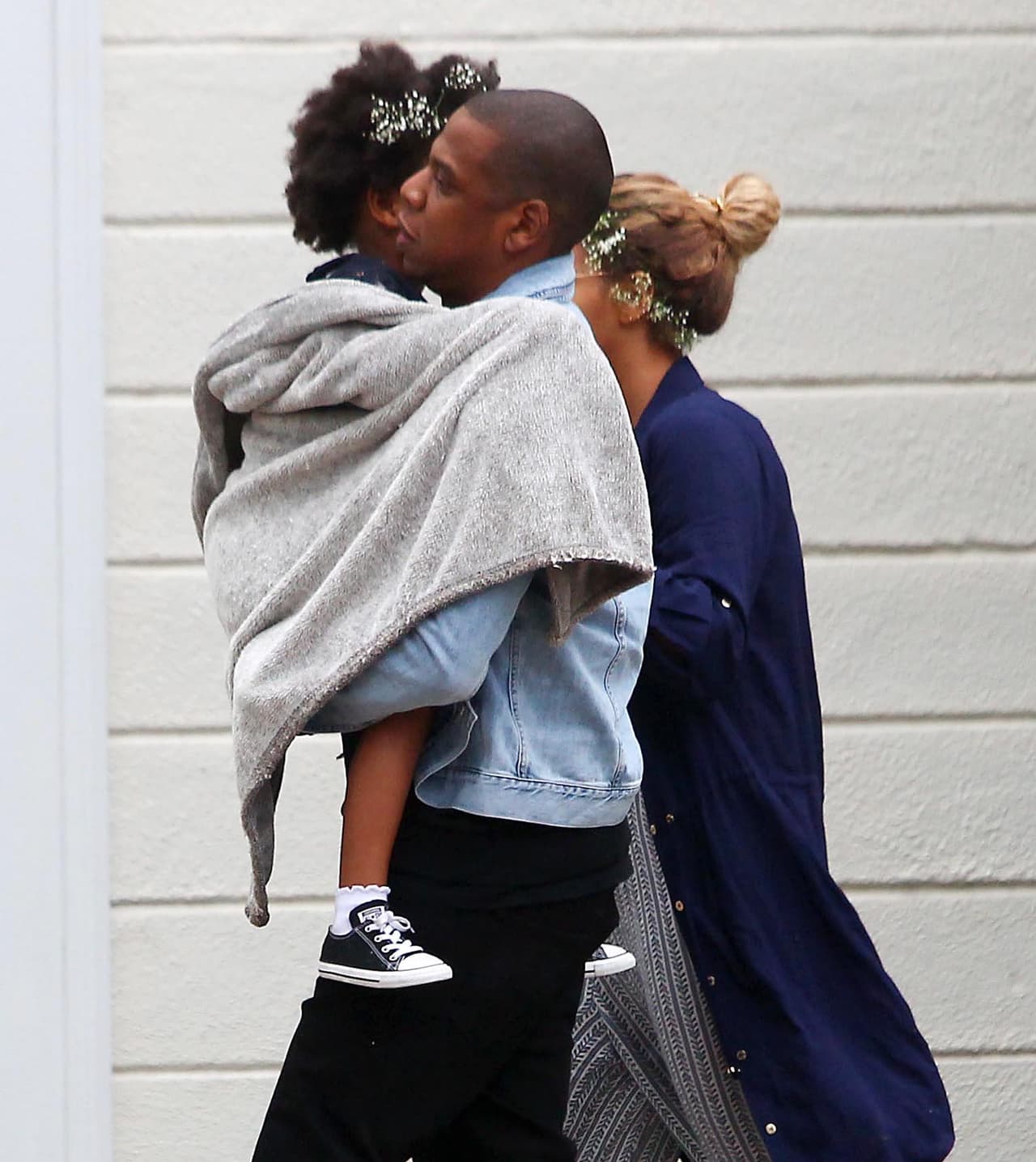 La nena llevaba una hermosa diadema de flores.