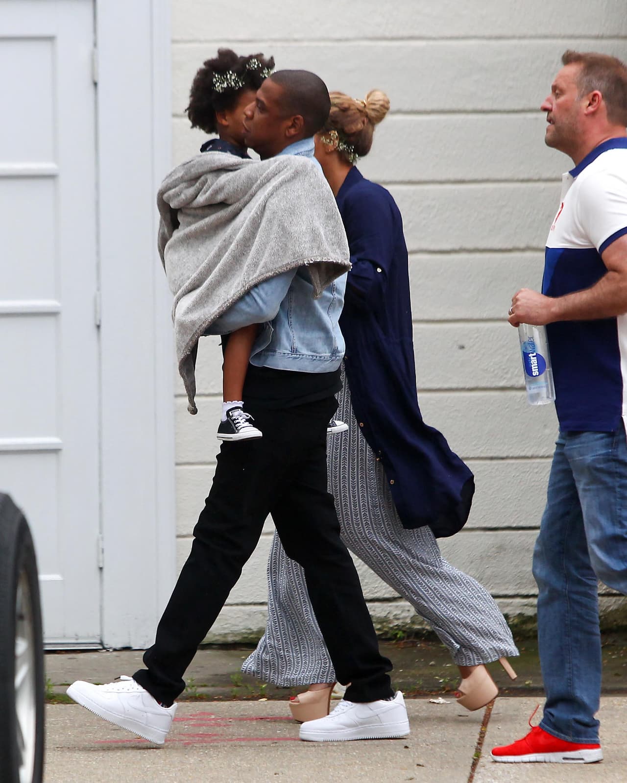 El rapero aceleró el paso para evadir a los paparazzi.