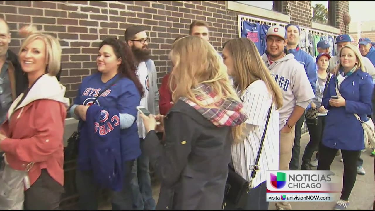 Fanáticos de los Cubs buscan boletos para el sexto juego