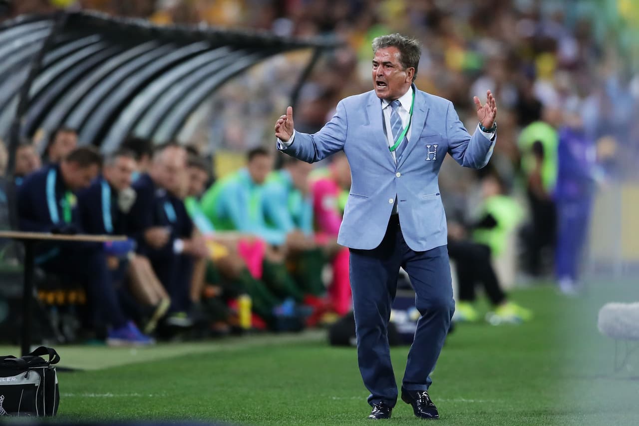 El colombiano Jorge Luis Pinto se desesperaba por la falta de llegadas, mientras que los locales tuvieron dos claras, ambas bien controladas por el portero Donis Escober.