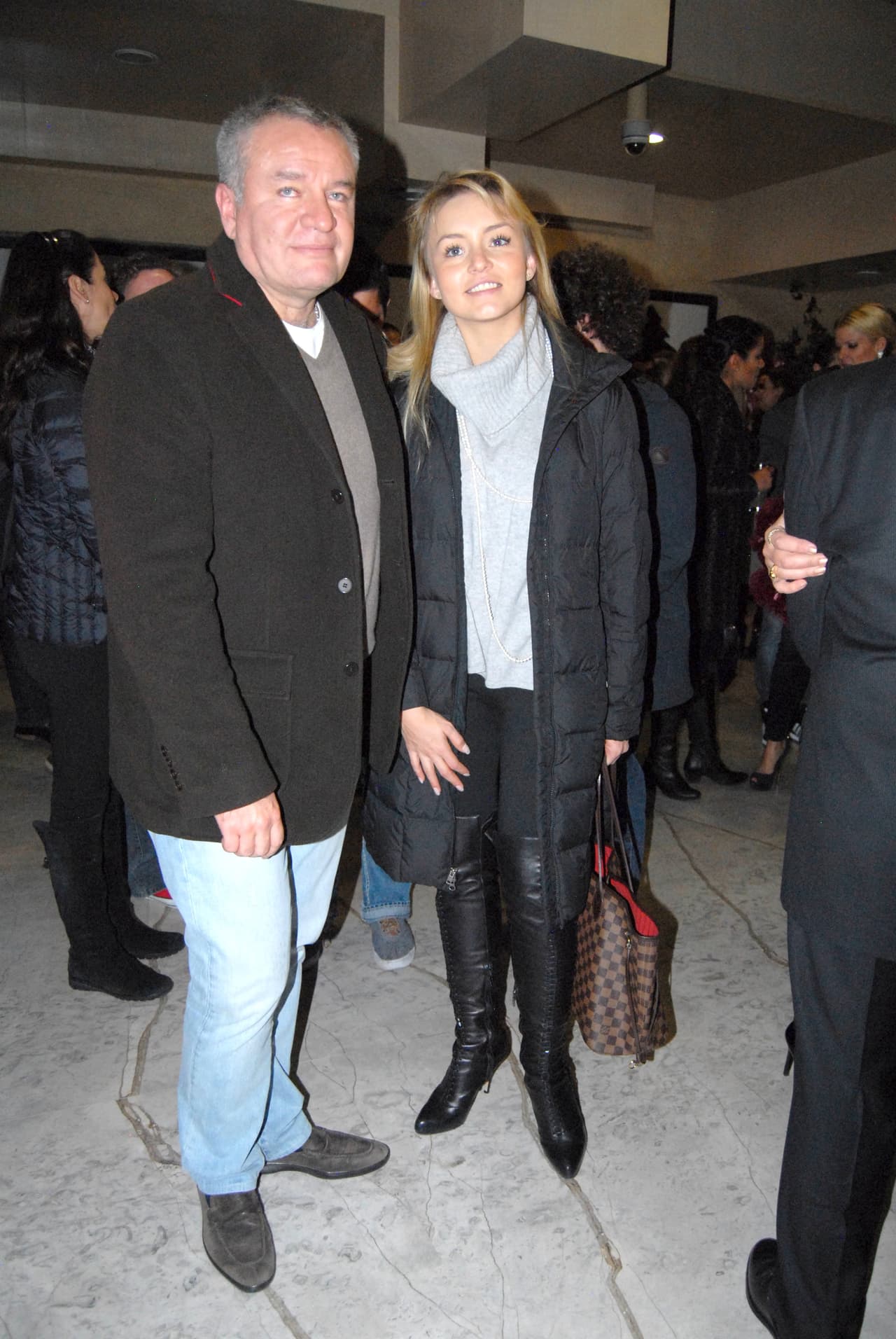 Antes de que Sebastián Rulli llegara a su vida, la actriz francesa Angelique Boyer sostuvo un romance con el productor José Alberto Castro, quien es 26 años mayor. En un principio ambos lo negaron todo. “Es una difamación, realmente sí lo es”, dijo Angelique en mayo de 2011 tras la publicación de unas fotos junto al realizador.