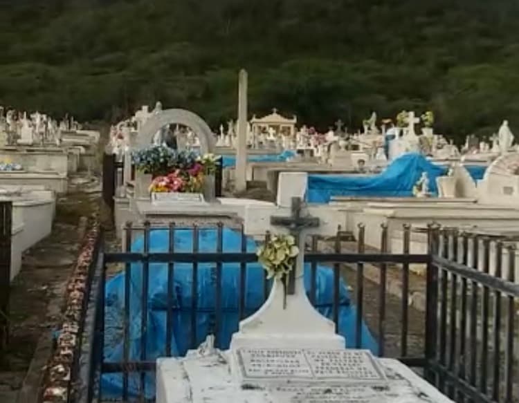 Obligan a empleados municipales de Guánica a trabajar en cementerio con cadáveres expuestos y sin protección