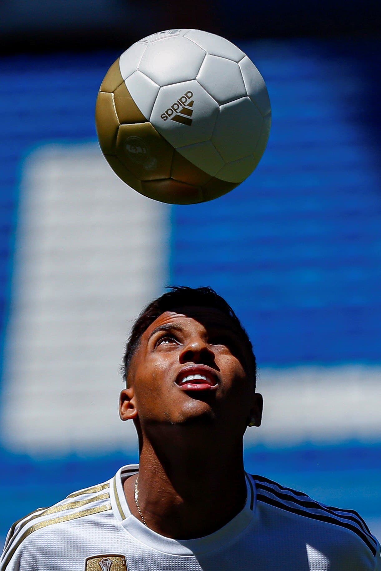 Este martes el brasileño Rodrygo, ex Santos F.C., firmó contrato hasta 2025 con el Real Madrid y posteriormente fue presentado de manera oficial junto al presidente Florentino Pérez. "Era mi sueño desde pequeño jugar acá [...] estoy a disposición del club, en el Castilla o el primer equipo", comentó el joven atacante.