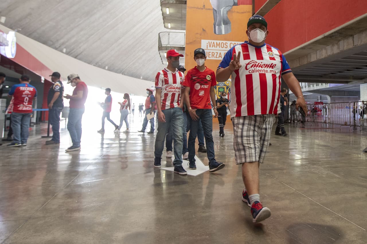 Los afortunados aficionados que consiguieron boleto para el partido más esperado de la temporada regular, comienzan a tomar sus lugares en el Estadio Akron a minutos del pitazo inicial.