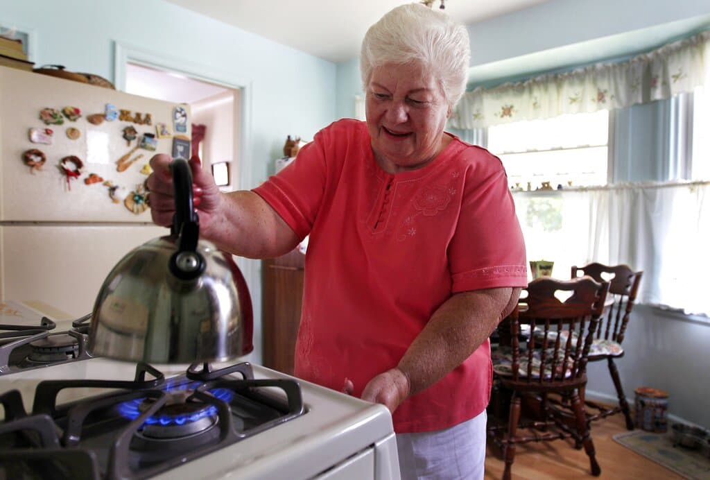 Archivo. En esta foto tomada el 26 de julio de 2012, Marge Youngs ajusta la llama de su estufa en su casa en Toledo, Ohio. Al darles a elegir cómo solucionar los graves problemas financieros a largo plazo de la Seguridad Social, el 53% de los adultos dijo que preferiría aumentar los impuestos antes que recortar las prestaciones para las generaciones futuras.