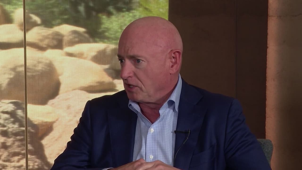 Mark Kelly impulsa leyes para aumentar la presencia de maestros en las aulas de Arizona