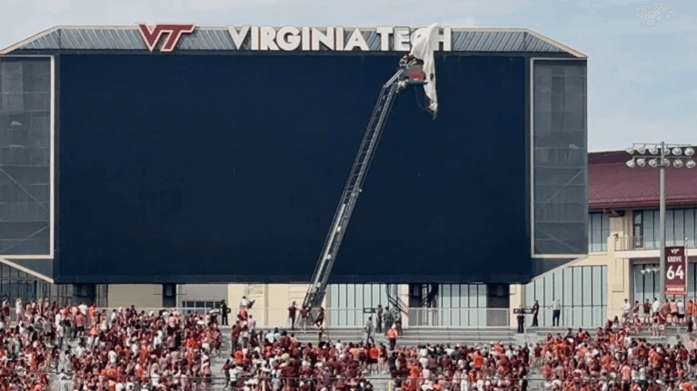 Paracaidista se estrella contra una pantalla en estadio Virginia Tech 