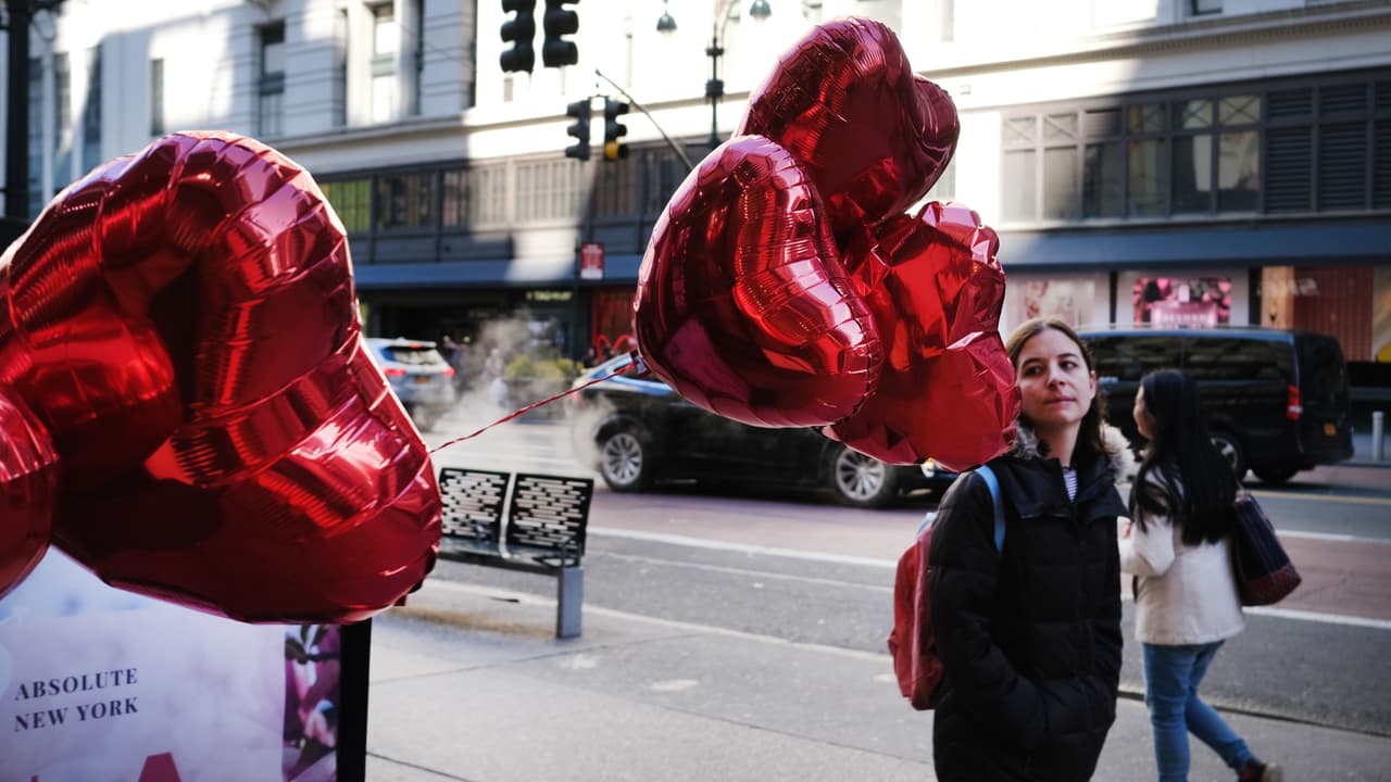 Asegúrense de que los globos metálicos llenos de helio estén bien atados a algún objeto que evite que salgan flotando. Nunca los retires del peso.