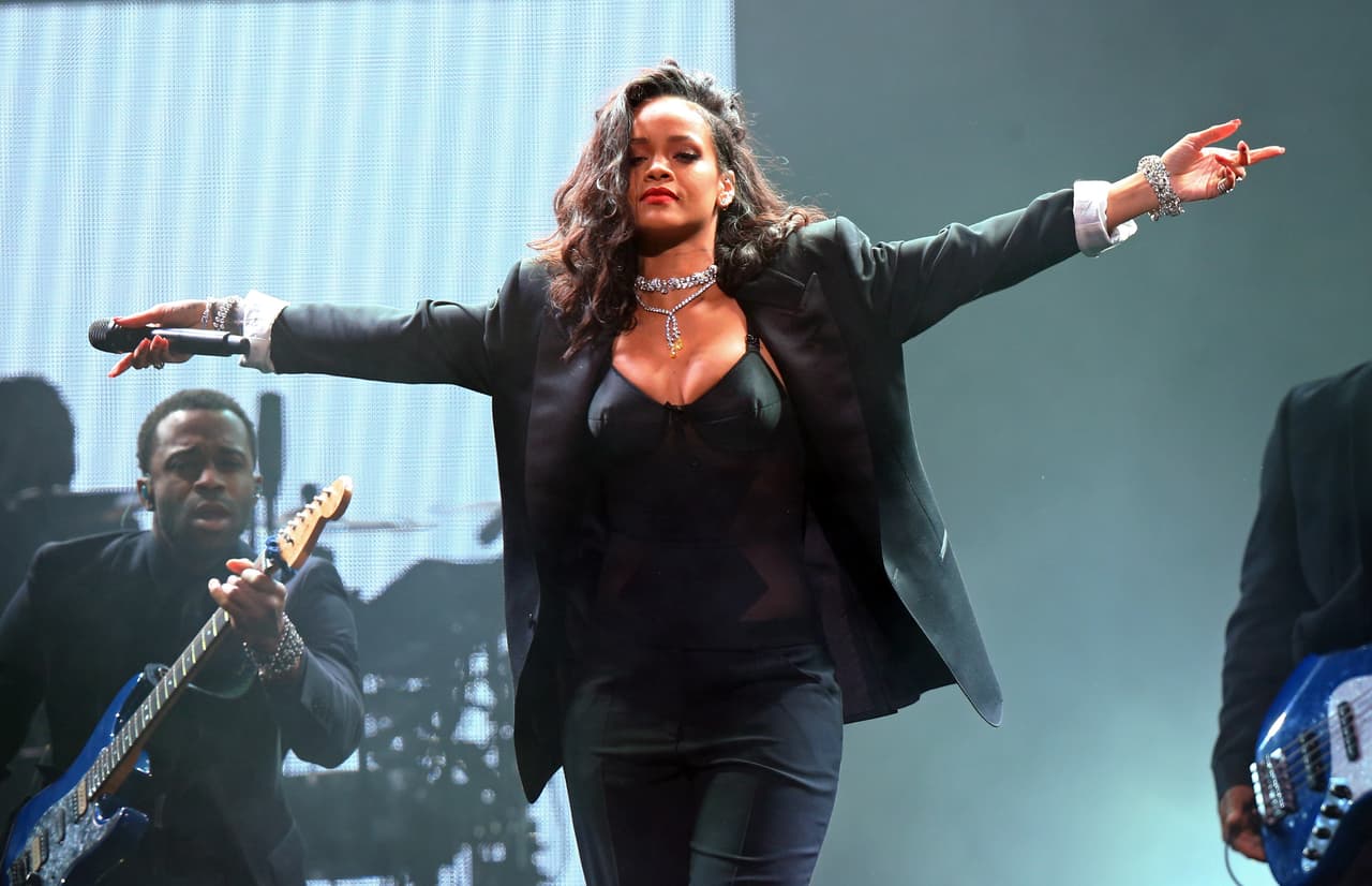 GLENDALE, AZ - JANUARY 31: Singer Rihanna performs onstage during DirecTV Super Saturday Night hosted by Mark Cuban's AXS TV and Pro Football Hall of Famer Michael Strahan at Pendergast Family Farm on January 31, 2015 in Glendale, Arizona. (Photo by Christopher Polk/Getty Images for DirecTV)
