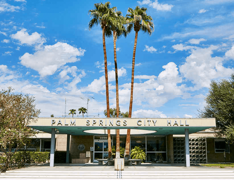 La ciudad de 
<b>Palm Springs</b> protege a los inquilinos desde 1980, pero solo por control de renta.
<br>
<b>Unidades exentas</b>: unidades construidas después de abril de 1979, rentadas por más de
<br>$ 450 en 1979. Unidades de propiedad o subsidiadas por una agencia gubernamental. 
<br>La ordenanza no protege a las unidades en tierra en reservaciones de nativos americanos ya que estas comunidades se regulan de forma autónoma.