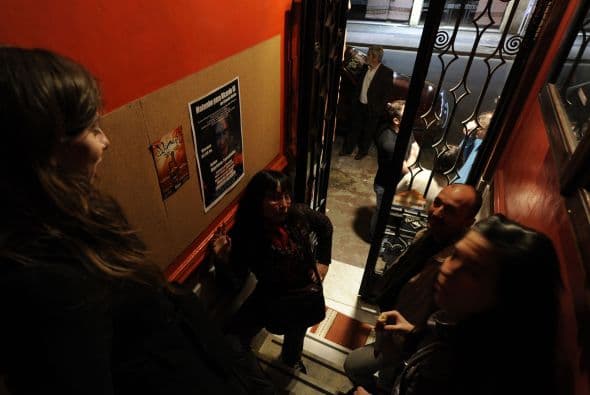 El teatro independiente "es una salida para mostrar nuestra vocación en plenitud y en el que se puede desplegar una magia que la televisión no tiene", dijo Lis Rivas, la directora debutante, mientras acomoda parte de las 30 sillas de plástico de la sala para la última función del ciclo.