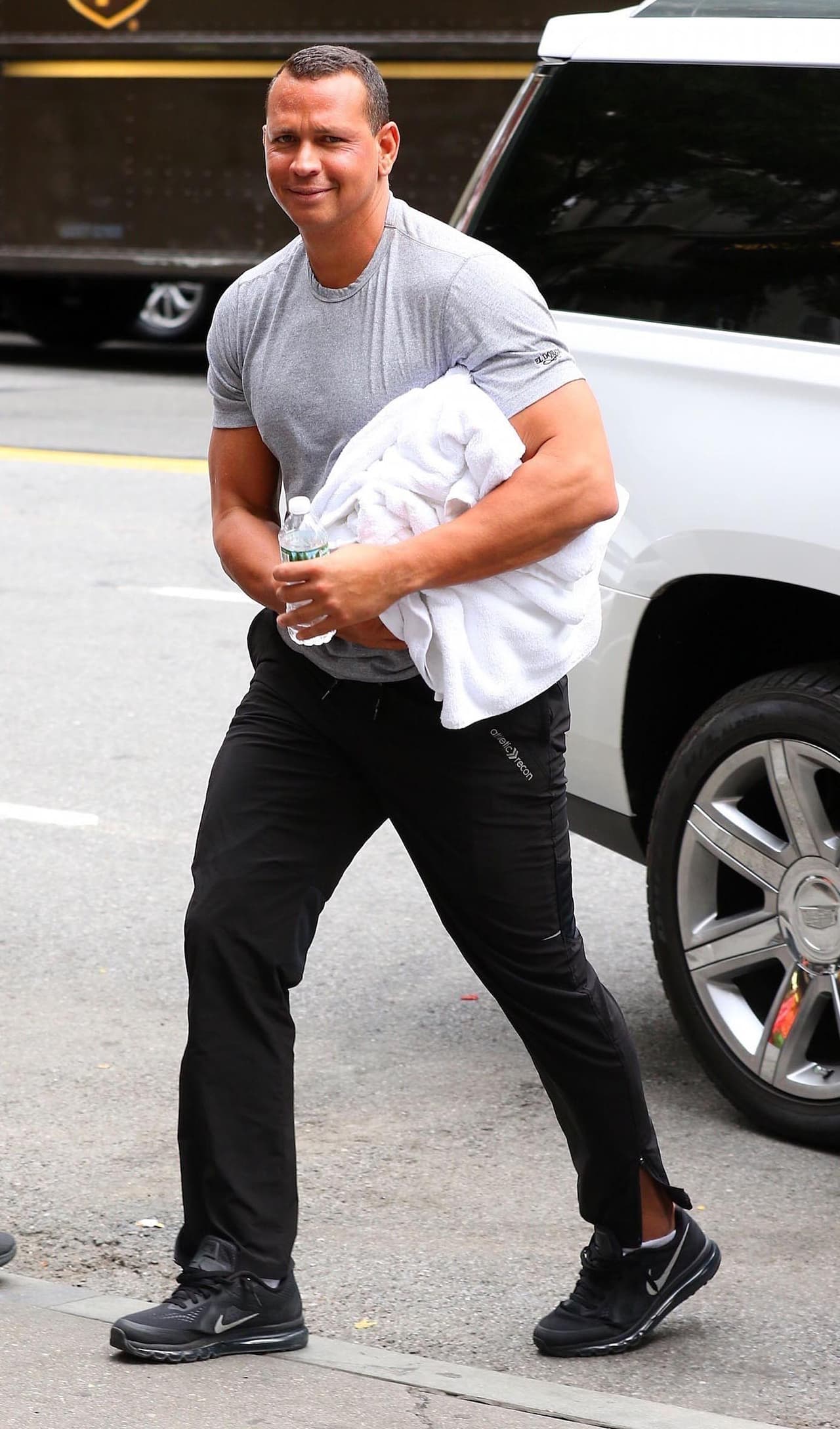 Alex Rodríguez por su parte miró tímidamente a todos y se dirigió a la camioneta que los esperaba.