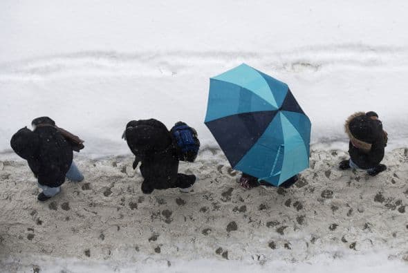 La nieve que deja la tormenta invernal "Pax" en la costa este de Estados Unidos ha causado al menos una decena de muertes, principalmente por accidentes de tráfico, y provocado la cancelación de más de 5.000 vuelos. Washington, está paralizada casi por completo, con acumulaciones de entre 20 y 30 centímetros, lo que ha causado el cierre de las oficinas federales y escuelas; los dos aeropuertos de la ciudad permanecen hoy cerrados. Filadelfia y Nueva York, donde se ha declarado el estado de emergencia, esperan acumular entre 30 y 40 centímetros de nieve y también se espera que las fuertes rachas de viento alcancen 80 kms. por hora. Las autopistas y carreteras en Carolina del Norte sufren desde últimas horas de la tarde del miércoles enormes atascos, en gran medida provocados porque muchos conductores decidieron abandonar sus vehículos en la calzada ante la imposibilidad de seguir su camino debido a las placas de hielo y las acumulaciones de nieve. En Atlanta cerca de 250.000 hogares se mantienen sin suministro eléctrico. Las mayores acumulaciones de nieve ocurrirán entre hoy y mañana a lo largo del corredor de la Interestatal 95, que recorre el nordeste del país, incluyendo las áreas metropolitanas de Washington, Baltimore (Maryland), Nueva York y el interior de Nueva Inglaterra.