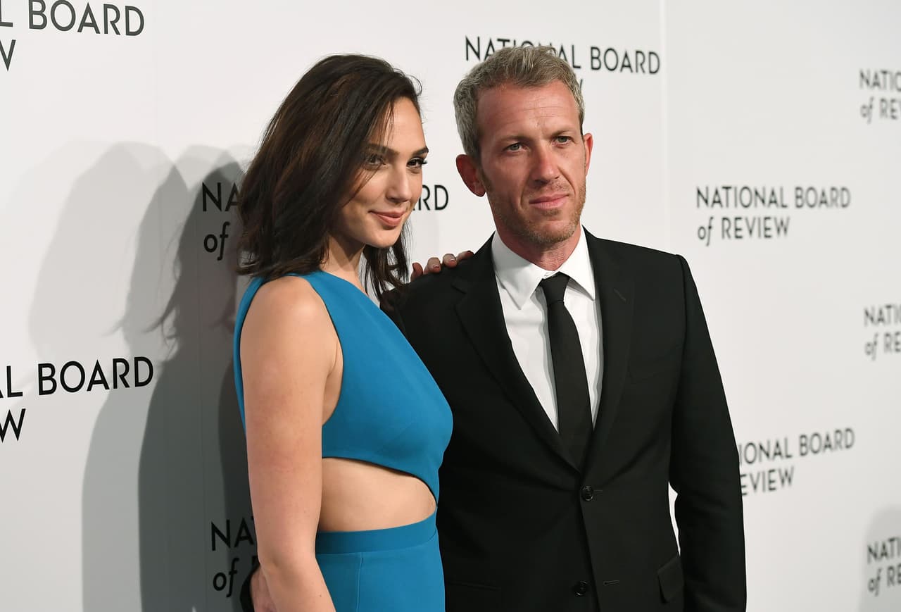Gal Gadot conoció a su ahora esposo, el empresario Jaron Varsano en una fiesta en pleno desierto israelí en 2006. En 2008 la pareja contrajo nupcias en 2011 y 2017 nacieron sus dos hijas.