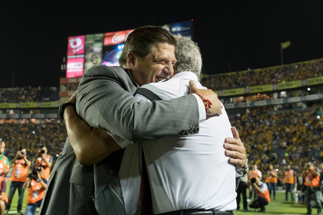 Eso sí, desde el banquillo de Tigres 
<a href="http://www.univision.com/deportes/futbol/liga-mx/asi-se-burlo-la-banca-de-tigres-del-polemico-saludo-entre-el-tuca-y-el-piojo-video" target="_blank">hubo burlas por parte de los jugadores del equipo local por este saludo</a>.