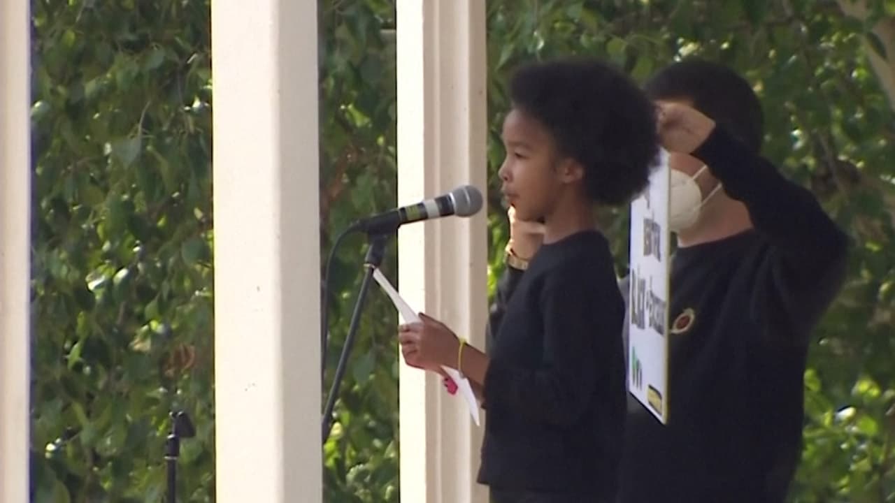 <b>El poderoso poema de una niña de 7 años en la protesta Black Lives Matter que se convirtió en viral. | </b>Nylah nació en Uganda y vive en St Paul's, Reino Unido. Allí interpretó su poema 'Black' que escribió con su padre Josh Jones y está basado en la canción que lleva el mismo nombre compuesta por Satan Dave. Su familia jamás imaginó que el video de la pequeña diera la vuelta al mundo.
