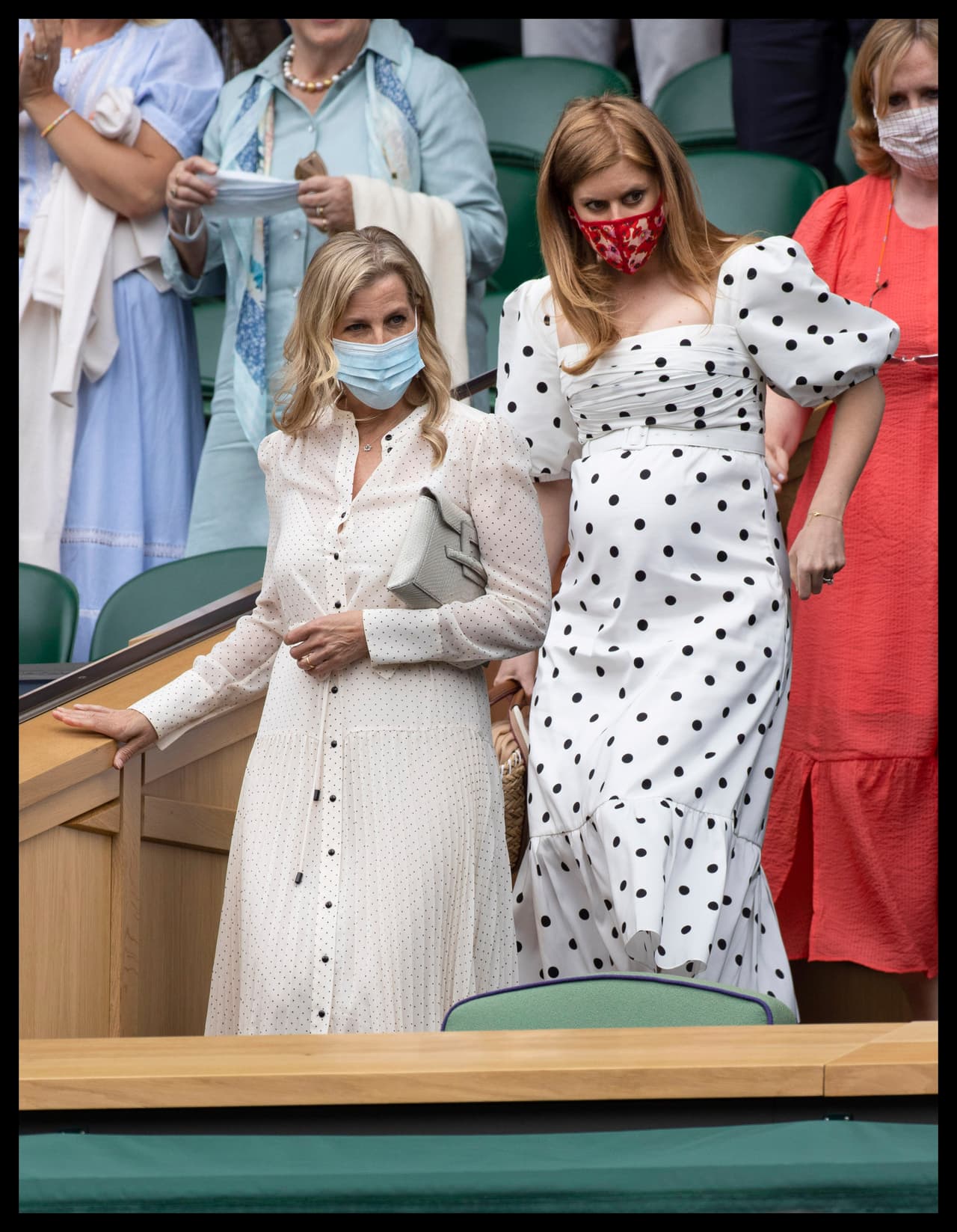 La tía de Beatrice, la condesa Sophie de Wesse, acompañó a la pareja. Resaltó en las imágenes que el look que eligió para la ocasión se asemejó al de la princesa. Ella llevó un vestido abotonado con lunares más pequeños.