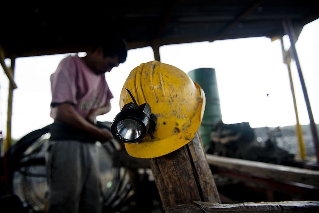 <h3 class="cms-H3-H3">La Escuelita</h3>
<br>
<b>2002</b>
<br>
<br>En enero de ese año, 13 trabajadores fallecieron en el pozo de carbón La Escuelita, en Múzquiz, luego de que se produjo un derrumbe e inundación a 65 metros de profundidad.
<br>
<br>El accidente se sucedió cuando los trabajadores hicieron contacto con un cañón de una mina abandonada que tenía agua, lo que provocó que se derrumbaran las paredes y se inundara la mina.