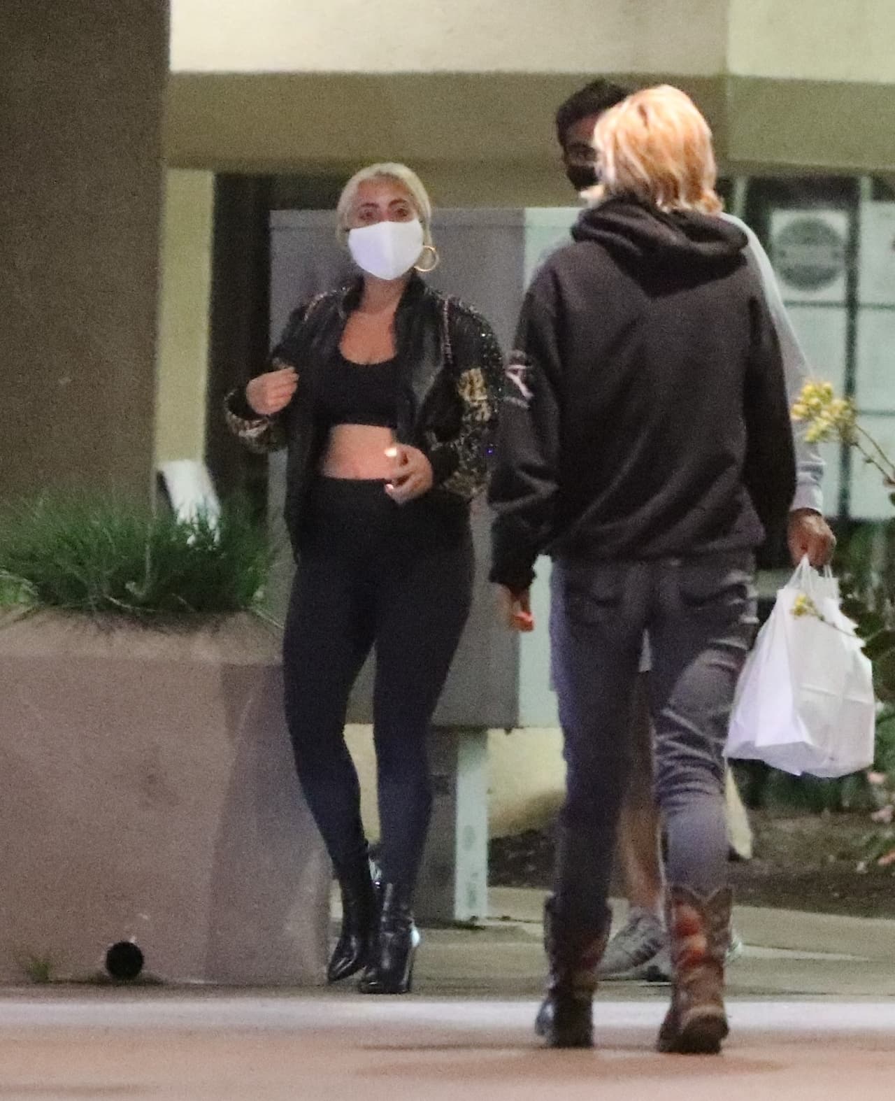 "Mientras le contaba la historia de mi amigo, ella se quitó la chaqueta y dijo: '
<b>Te encantó mi chaqueta</b>. Es tuya. Póntela ahora mismo'".
<br>