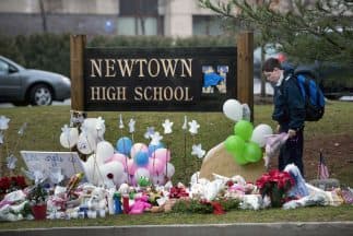 Maestra que sobrevivió a masacre en Sandy Hook escribirá un libro sobre la tragedia