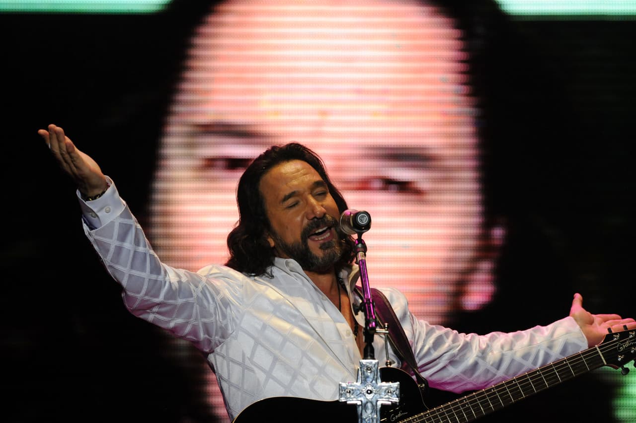 Al poco tiempo, los éxitos de "Los Bukis" los llevaron a incursionar en el cine en 1990 con la cinta "Cómo fuí a enamorarme de ti", basada en la canción homónima escrita por el propio Marco Antonio Solís.