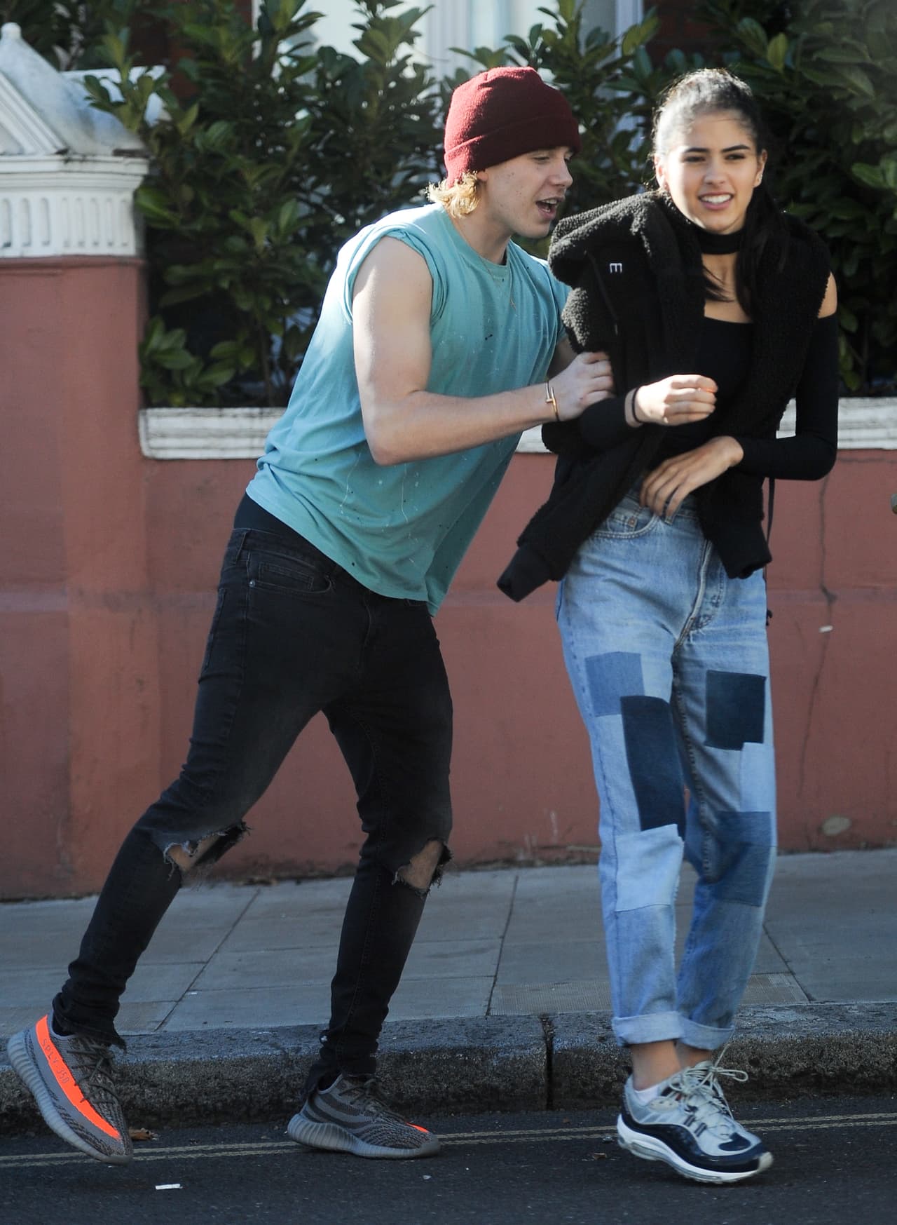 La chica no puso resistencia.