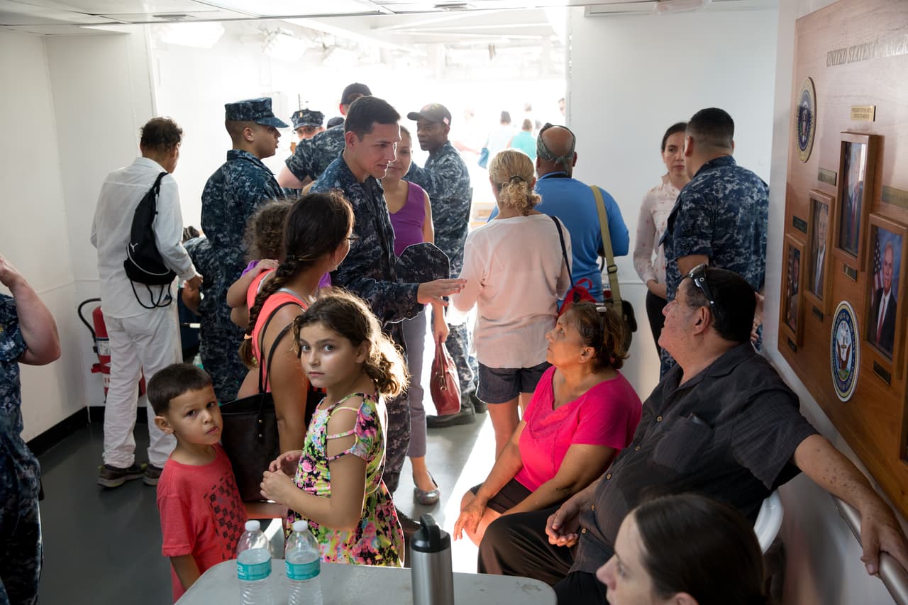 La tarde del miércoles, el Comfort comenzó a recibir pacientes que venían de distintas ciudades de Puerto Rico. Las personas
<b>se enteraron de la presencia del barco en una recomendación de boca a boca</b>.