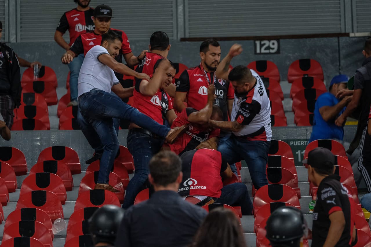 Al terminar el partido algunos fanáticos de Atlas se fueron a los golpes dentro del Estadio Jalisco.