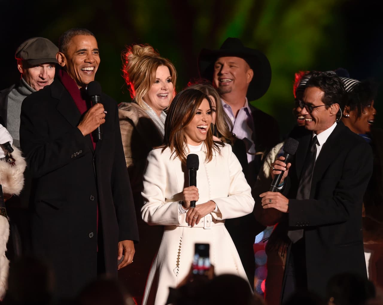 Cuando cantó con Eva Longoria y Marc Anthony para prender el arbolito de Navidad de la Casa Blanca en 2016.