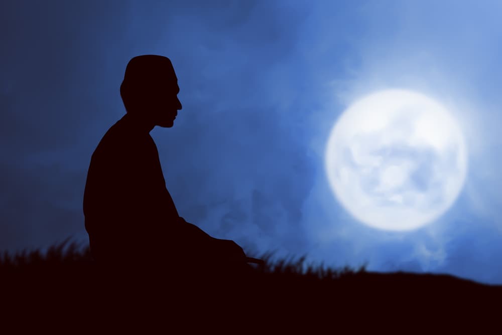 Pones tus pies descalzos en el agua, cierras tus ojos y mezclas las vibraciones del prana con la vibración del fuego sanador y la de la tierra y con los ojos cerrados dices que envías este pensamiento de sanidad a todo tu cuerpo, a todas las personas del planeta.