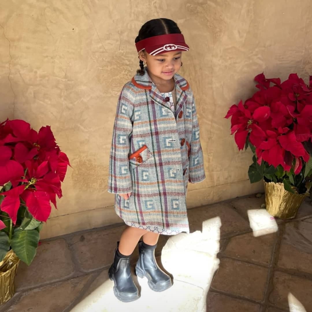 En enero de este año, Scott publicó en Instagram una fotografía en la que Stormi aparece utilizando un abrigo Gucci. 
<br>