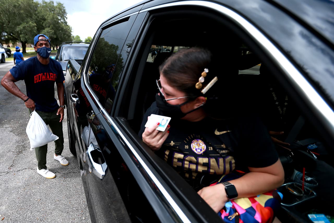 Laura provocó la muerte de 20 personas en Haití y de otras tres en República Dominicana, donde dejó sin electricidad a los habitantes y causó fuertes inundaciones. En la fotografía residentes de Nueva Orleans cargando bolsas de arena.
