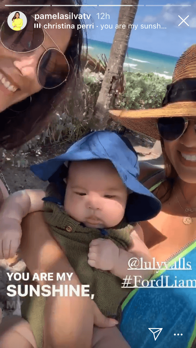 Es la primera ocasión que Silva se deja ver con su bebé paseando por la arena de las playas de Golden Beach, Florida.
