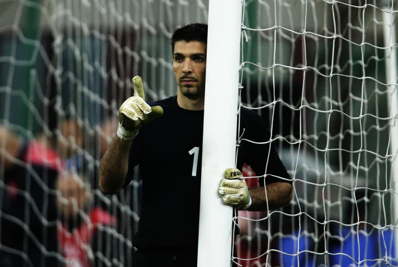 En cuanto a la Selección de Italia, Gianluigi Buffon jugó la Eurocopa Sub-21 y los Juegos Olímpicos en 1996.