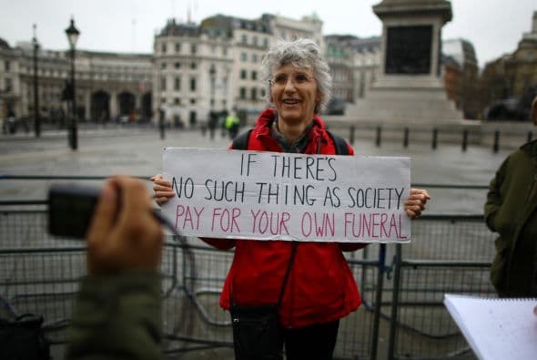 Pero la mayor polémica que ha creado este funeral ha sido el elevado costo que se estima se gastaría el gobierno en los actos. Cerca de 10 millones de libras esterlinas (15 millones de dólares) provocaron numerosas protestas incluso de legisladores.