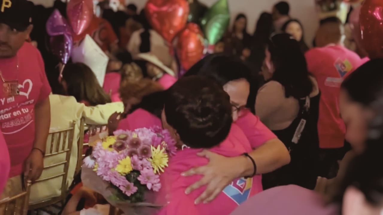 Las lágrimas fluían libremente mientras las personas se reencontraban con sus familiares después de mucho tiempo.