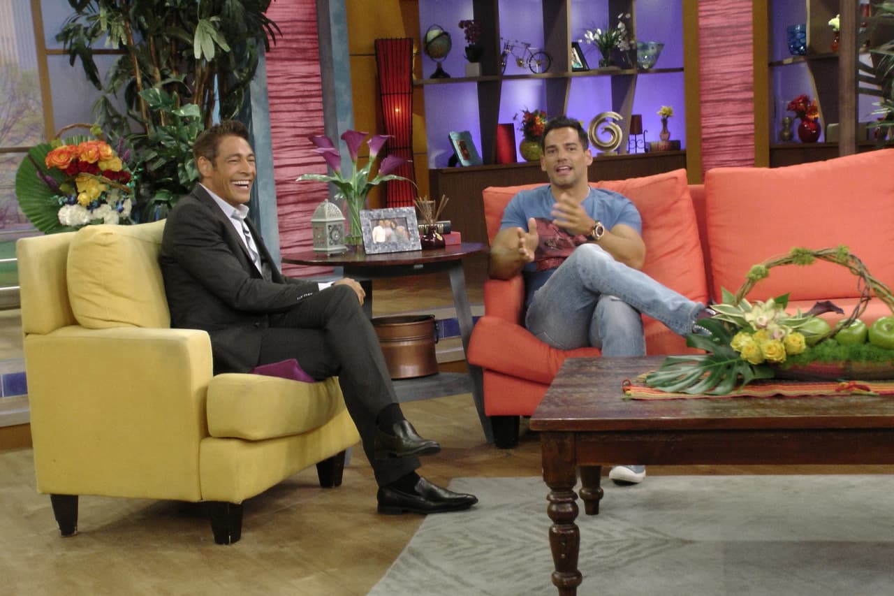 El galán de telenovelas llegó listo para estar presente en la fiesta de Premios Juventud.