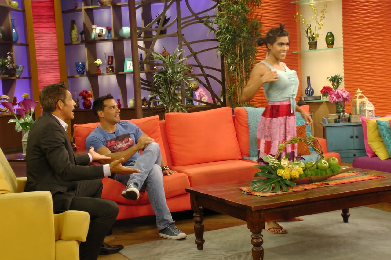 Vaya manera que tiene Mela de presentarse.