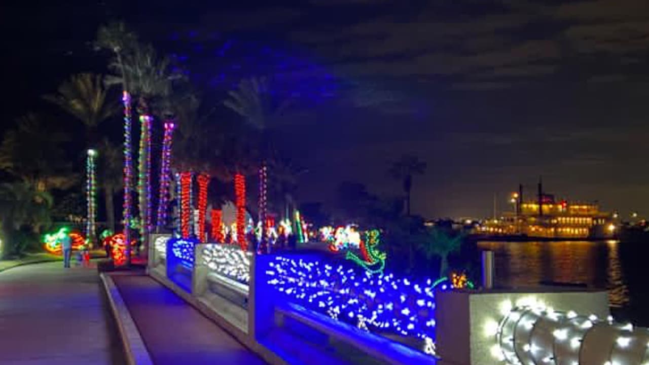 Holiday in the Gardens se presenta de 6:00 p.m. a 9:00 p.m. con un increíble espectáculo de luces navideñas.