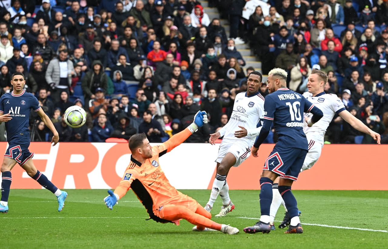 El PSG goleó al Bordeaux con los goles de Mbappé, Neymar y Leandro Paredes, pero ni esa victoria evitó los abucheos de sus seguidores, quienes castigaron especialmente al Ney y Lio.