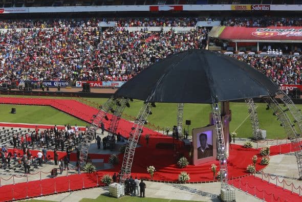 Miles se dieron cita el domingo al enorme Estadio Azteca, en Ciudad de México, para darle el último adiós al famoso cómico.